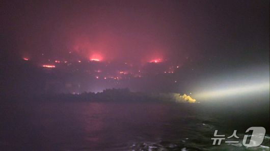 지난 3월 경북 의성에 발생한 산불이 영덕군 경정리 해안으로 번진 모습. (뉴스1 자료 및 DB금지) 2026.1.7/뉴스1