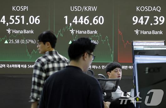 7일 오후 서울 중구 하나은행 본점 딜링룸 전광판에 증시 종가가 표시되고 있다. 2026.1.7/뉴스1 ⓒ News1 박정호 기자