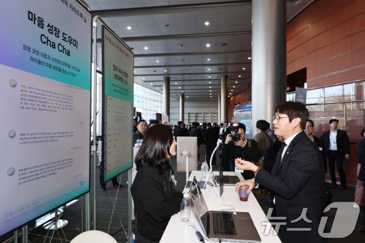 하정우 대통령실 AI미래기획수석이 30일 오후 서울 강남구 코엑스 오디토리움에서 열린 '독자 AI파운데이션 프로젝트 발표회'를 앞두고 네이버 클라우드 부스에서 설명을 듣고 있다. 2025.12.30/뉴스1 ⓒ News1 구윤성 기자