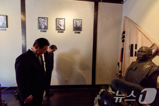 이재명 대통령이 7일 오후 상하이 임시정부청사 기념관에서 열린 대한민국 임정 상하이 청사 100년 기념식에 앞서 백범 김구 선생 흉상에 묵념하고 있다. (공동취재) 2026.1.7/뉴스1 ⓒ News1 허경 기자