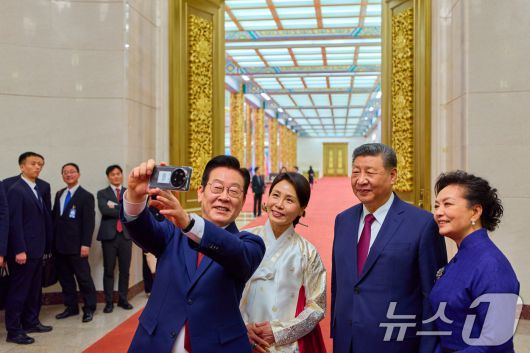 이재명 대통령 부부가 5일 베이징 인민대회당에서 열린 국빈만찬을 마친 뒤 시진핑 중국 국가주석 부부와 작년 11월 경주 정상회담 때 선물 받은 샤오미 스마트폰으로 기념촬영을 하고 있다. 왼쪽부터 이 대통령, 김혜경 여사, 시 주석, 평리위안 여사. (공동취재) 2026.1.5/뉴스1 ⓒ News1 허경 기자