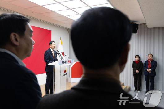 장동혁 국민의힘 대표가 7일 서울 여의도 중앙당사에서 열린 긴급기자회견에서 당 쇄신안 등을 발표하고 있다. 2026.1.7/뉴스1 ⓒ News1 이승배 기자