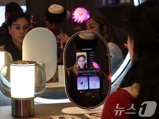 세계 최대 IT(정보기술)·가전 전시회 'CES 2026' 개막일인 6일(현지시간) 미국 네바다주 라스베이거스 윈호텔에 마련된 삼성전자 단독 전시장에서 관람객들이 아모레퍼시픽과 함께 제작한 '스킨사이트'를 체험하고 있다. 이제품은 피부 노화 원인을 실시간으로 분석하고 개인 맞춤 솔루션을 제시하는 것이 특징이다. 2026.1.7/뉴스1 ⓒ News1 황기선 기자