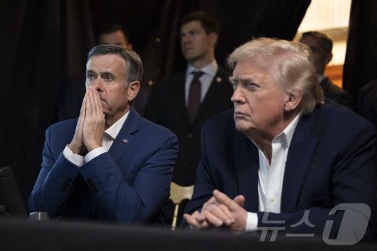 3일(현지시간) 미국 플로리다 팜비치 마러라고에서 미 중앙정보국(CIA) 국장 존 랫클리프(왼쪽)와 도널드 트럼프 대통령(오른쪽)이 미군의 니콜라스 마두로 베네수엘라 대통령 체포 작전을 원격 영상으로 지켜보는 모습. 트럼프 대통령의 트루스 소셜 계정에 게시된 사진이다. 2026.01.03. ⓒ AFP=뉴스1 ⓒ News1 권영미 기자