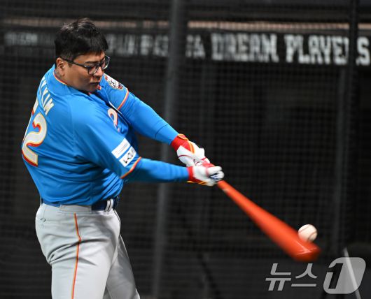 김태균이 29일 일본 에스콘필드 홋카이도에서 한일 야구 레전드 선수 간 친선 경기 ‘한일 드림 플레이어즈 게임’을 앞두고 배팅을 하고 있다. 2025.11.29/뉴스1 ⓒ News1 사진공동취재단