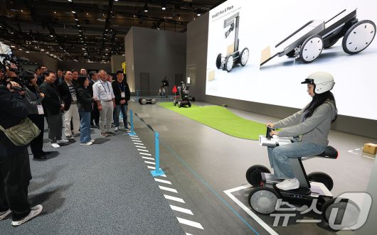 정의선 현대차그룹 회장이 6일(현지시간) 미국 네바다주 라스베이거스 컨벤션센터(LVCC) 현대차 부스를 둘러보고 있다. (공동취재) 2026.1.7/뉴스1 ⓒ News1 황기선 기자