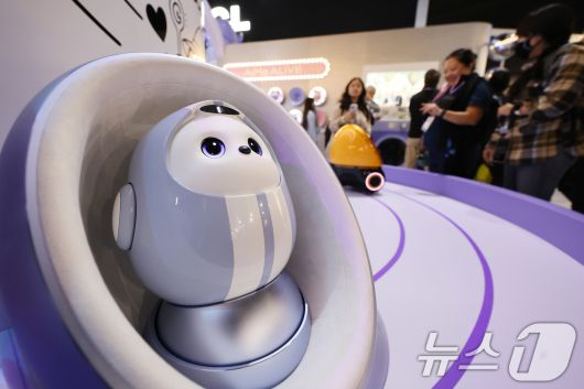 세계 최대 IT(정보기술)·가전 전시회 'CES 2026' 개막 일인 6일(현지시간) 미국 네바다주 라스베이거스 컨벤션센터(LVCC)에서 TCL 부스를 찾은 관람객들이 가정용 로봇 '에이미'를 살펴보고 있다. 2026.1.7/뉴스1 ⓒ News1 황기선 기자