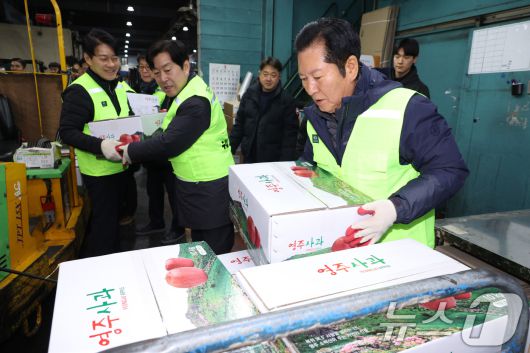 정청래 더불어민주당 대표가 7일 서울 송파구 가락동 농수산물 종합도매시장을 찾아 낙찰 받은 과일을 옮기고 있다. 2026.1.7/뉴스1 ⓒ News1 신웅수 기자