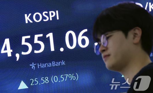 7일 오후 서울 중구 하나은행 본점 딜링룸 전광판에 증시 종가가 표시되고 있다. 2026.1.7/뉴스1 ⓒ News1 박정호 기자