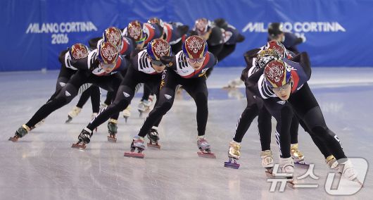 쇼트트랙 임종언과 선수들이 7일 충북 진천선수촌 챔피언하우스에서 열린 2026 밀라노코르티나동계올림픽대회 D-30 미디어데이 및 훈련 공개에서 훈련을 하고 있다. 2026.1.7/뉴스1 ⓒ News1 김성진 기자