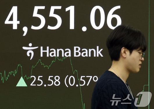 7일 오후 서울 중구 하나은행 본점 딜링룸 전광판에 증시 종가가 표시되고 있다. 이날 코스피는 전 거래일 대비 25.58포인트(0.57%) 오른 4551.06, 코스닥은 8.58포인트(0.90%) 하락한 947.39으로 장을 마쳤다. 오후 3시 30분 서울외환시장에서 달러·원 환율은 전일 오후 3시 30분 주간종가 대비 0.3원 오른 1445.8원을 기록했다. 2026.1.7/뉴스1 ⓒ News1 박정호 기자