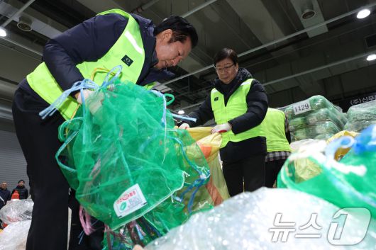 정청래 더불어민주당 대표가 7일 서울 송파구 가락동 농수산물 종합도매시장을 찾아 청소를 하고 있다. 2026.1.7/뉴스1 ⓒ News1 신웅수 기자