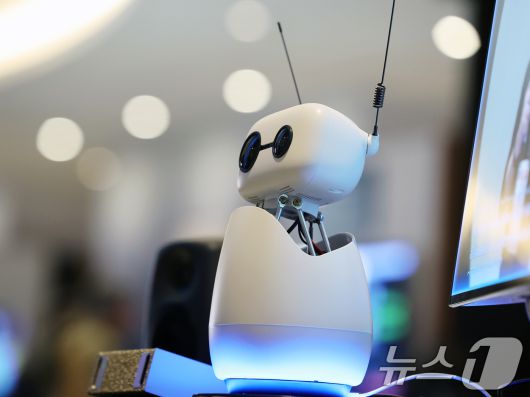 세계 최대 IT(정보기술)·가전 전시회 'CES 2026' 개막 이틀차인 7일(현지시간) 미국 네바다주 라스베이거스 퐁텐블로 호텔에 마련된 엔비디아 전시장에서 관람객들이 로봇 '리치 미니' 체험을 하고 있다. 2026.1.8/뉴스1 ⓒ News1 황기선 기자