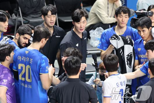 8일 오후 서울 장충체육관에서 열린 프로배구 진에어 2025-2026 V리그 남자부 우리카드와 대한항공의 경기에서 박철우 우리카드 감독대행이 선수들에게 작전을 지시하고 있다. 2026.1.8/뉴스1 ⓒ News1 이광호 기자