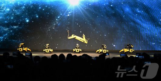 세계 최대 가전·정보기술(IT) 전시회 'CES 2026' 개막을 하루 앞둔 5일(현지시간) 미국 네바다주 라스베이거스 만달레이베이에서 열린 현대차그룹 프레스 컨퍼런스에서 로봇개 스팟이 K팝에 맞춰 춤추고 있다. (공동취재) 2026.1.6/뉴스1 ⓒ News1 황기선 기자