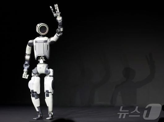 세계 최대 가전·정보기술(IT) 전시회 'CES 2026' 개막을 하루 앞둔 5일(현지시간) 미국 네바다주 라스베이거스 만달레이베이에서 열린 현대차그룹 프레스 컨퍼런스에서 휴머노이드 로봇 아틀라스가 관객들에게 인사하고 있다. 2026.1.6/뉴스1 ⓒ News1 황기선 기자