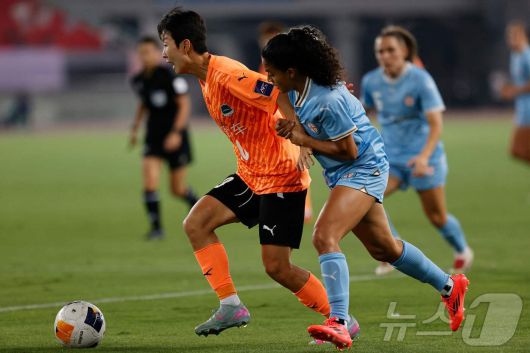 중국 우한에서 뛰는 동안 김혜리는 중국 리그의 세계적 공격수들을 상대했다. ⓒ AFP=뉴스1