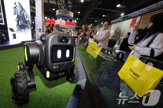 세계 최대 IT(정보기술)·가전 전시회 'CES 2026' 개막 이틀차인 7일(현지시간) 미국 네바다주 라스베이거스 베네치안엑스포 유레카관에서 센티젠트 부스를 찾은 관람객들이 제품을 살펴보고 있다. 2026.1.8/뉴스1 ⓒ News1 황기선 기자