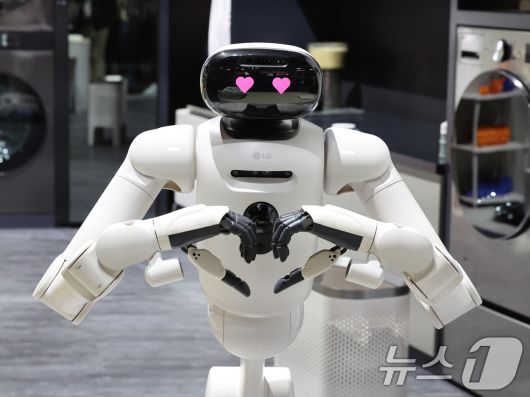 세계 최대 IT(정보기술)·가전 전시회 'CES 2026' 개막을 하루 앞둔 5일(현지시간) 미국 네바다주 라스베이거스 컨벤션센터(LVCC)에서 열린 LG전자 사전 부스투어에서 AI 홈로봇 'LG 클로이드'가 손하트를 만들고 있다. 2026.1.6/뉴스1 ⓒ News1 황기선 기자