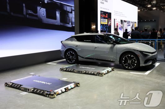 세계 최대 IT(정보기술)·가전 전시회 'CES 2026' 개막 일인 6일(현지시간) 미국 네바다주 라스베이거스 컨벤션센터(LVCC)에서 현대자동차그룹 부스를 찾은 관람객들이 주차로봇 'M-모션'를 살펴보고 있다. 2026.1.7/뉴스1 ⓒ News1 황기선 기자