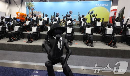 세계 최대 IT(정보기술)·가전 전시회 'CES 2026' 개막 일인 6일(현지시간) 미국 네바다주 라스베이거스 컨벤션센터(LVCC)에서 부스터 로봇이 시연을 하고 있다. 2026.1.7/뉴스1 ⓒ News1 황기선 기자