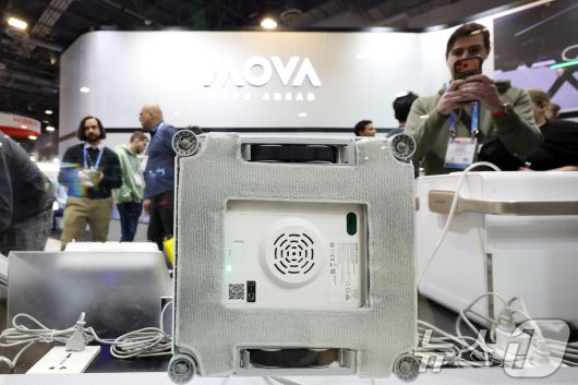 세계 최대 IT(정보기술)·가전 전시회 'CES 2026' 개막 이틀차인 7일(현지시간) 미국 네바다주 라스베이거스 베네치안엑스포 유레카관에서 모바 부스를 찾은 관람객들이 제품을 살펴보고 있다. 2026.1.8/뉴스1 ⓒ News1 황기선 기자