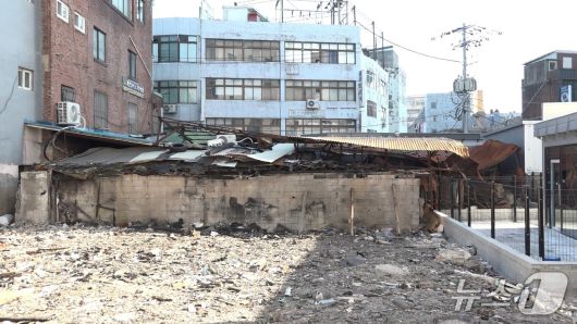 불탄 채 방치된 세운2구역의 한 건물. 2026.1.7./뉴스1