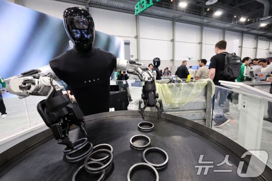 세계 최대 IT(정보기술)·가전 전시회 'CES 2026' 개막 일인 6일(현지시간) 미국 네바다주 라스베이거스 컨벤션센터(LVCC)에서 샤플러 부스를 찾은 관람객들이 로봇 제품을 살펴보고 있다. 2026.1.7/뉴스1 ⓒ News1 황기선 기자