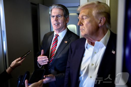 지난해 10월 27일(현지시간) 말레이시아에서 일본으로 향하는 에어포스원(미 대통령 전용기)에서 도널드 트럼프 미국 대통령과 스콧 베선트 재무장관이 한미 간 관세 후속 협상 진행상황에 대해 밝히고 있다. 2025.10.27. ⓒ 로이터=뉴스1 ⓒ News1 류정민 특파원