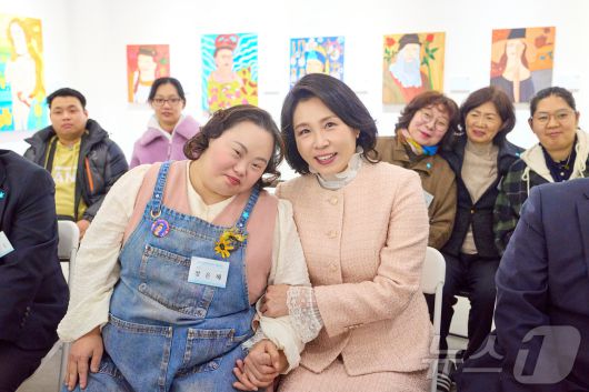 김혜경 여사가 지난 3일 경기도 양평시 어메이징 아웃사이더 아트센터에서 열린 정은혜 작가의 개인전 ‘은혜로운 명화전’을 찾아 정 작가와 기념촬영을 하고 있다. (대통령실 제공. 재판매 및 DB 금지) 2025.12.4/뉴스1 ⓒ News1 이재명 기자