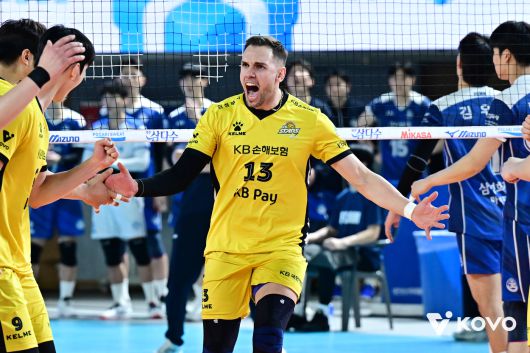 KB손해보험 안드레스 비예나가 11일 열린 우리카드전에서 공격을 성공한 뒤 기뻐하고 있다. (KOVO 제공)