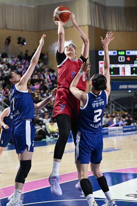 청주 KB 박지수(가운데). (WKBL 제공)