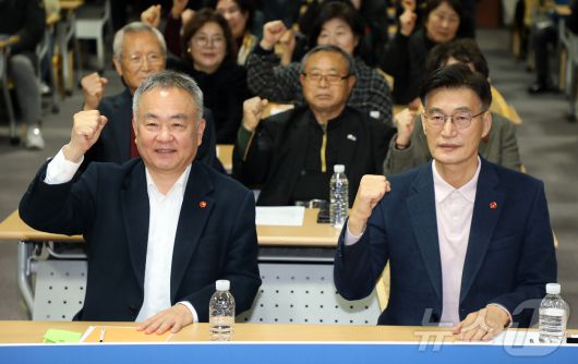 문대림 더불어민주당 의원(제주 제주시 갑·오른쪽)과 송재호 전 의원이 12일 오후 제주상공회의소 대회의실에서 열린 제주혁신포럼 출범식에서 기념촬영을 하고 있다. 2026.1.12/뉴스1 ⓒ News1 오미란 기자