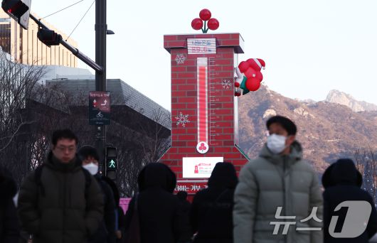 서울이 영하 12도까지 내려가는 등 강추위를 보인 2일 오전 서울 종로구 광화문 네거리에서 두꺼운 외투를 입은 시민들이 발걸음을 옮기고 있다. 이날 사랑의 온도탑 나눔온도는 89.6도를 보이고 있다. 2026.1.2/뉴스1 ⓒ News1 김민지 기자