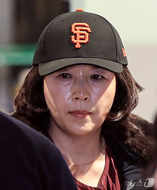 김경 서울시의원이 11일 인천국제공항 제1여객터미널을 통해 귀국하고 있다. 2026.1.11/뉴스1 ⓒ News1 이호윤 기자