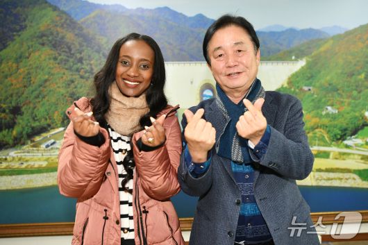 에티오피아 참전용사 후손인 에덴 윈드워슨 씨가 지난 9일 최문순 화천군수를 찾았다. (화천군 제공, 재판매 및 DB금지)