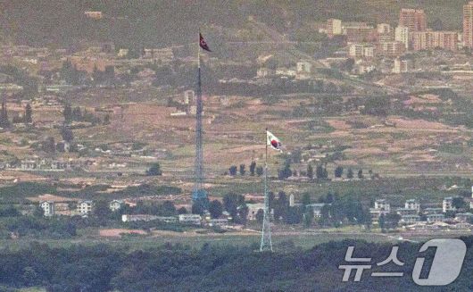 경기도 파주 접경지역에서 바라본 비무장지대(DMZ). 북한 기정동 마을의 인공기와 남한 대성동 마을의 태극기가 나란히 펄럭이고 있다. 2024.6.6/뉴스1 ⓒ News1 이승배 기자