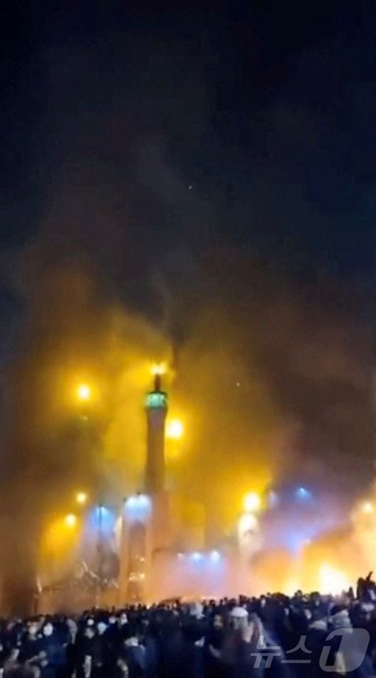 이란 수도 테헤란 반정부 시위 중 한 사원에서 연기가 피어오르는 모습. 로이터통신이 소셜미디어에서 입수한 영상 화면. 2026.01.09 ⓒ 로이터=뉴스1 ⓒ News1 이지예 객원기자