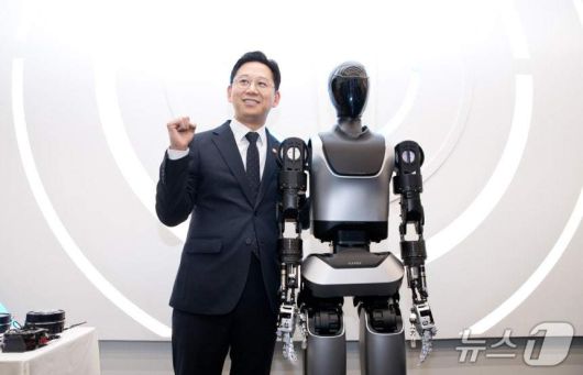 배경훈 부총리 겸 과학기술정보통신부 장관이 한국형 휴머노이드 로봇 KAPEX(케이팩스)와 기념사진을 찍고 있다. 케이펙스는 한국과학기술연구원(KIST)·LG전자·LG AI연구원 등이 공동으로 개발했다.(한국과학기술연구원 제공)