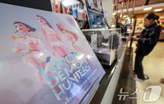 넷플릭스 애니메이션 케이팝 데몬 헌터스(케데헌)이 11일(현지시간) 미국 제83회 골든글로브 시상식에서 장편 애니메이션상과 주제가상을 동시에 받으며 2관왕을 차지했다. 사진은 12일 서울 종로구 교보문고 광화문점에 케이팝 데몬 헌터스 음반이 진열된 모습. 2026.1.12/뉴스1 ⓒ News1 이호윤 기자