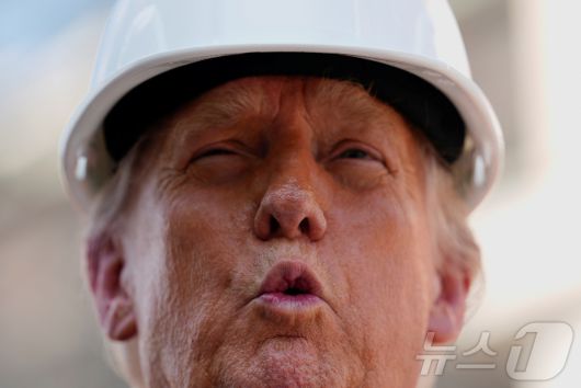 도널드 트럼프 미국 대통령이 24일 워싱턴 연방준비제도(연준) 청사를 방문해 기자들의 질문에 답하고 있다. 2025.7.24 ⓒ 로이터=뉴스1 ⓒ News1 강민경 기자