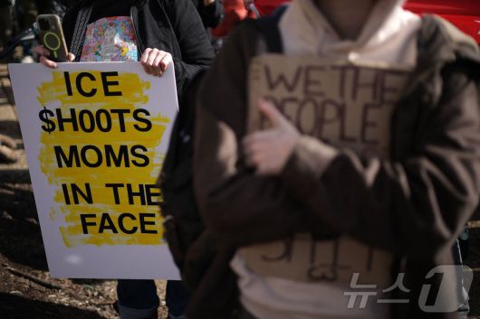 11일(현지시간) 미국 워싱턴DC에서 활동가들이 이민세관단속국(ICE) 본부로 행진하기에 앞서 열린 시위에 참여하고 있다. 2025.01.11. ⓒ AFP=뉴스1 ⓒ News1 윤다정 기자