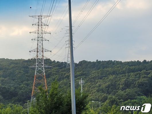 GH가 이설을 추진하고 있는 수원 광교택지구 내 아파트 인근 송전 철탑 모습. ⓒ News1 김평석 기자