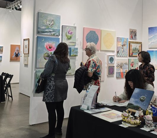 LA 아트쇼에서 현지인들의 관심이 집중된 조로사 작가의 작품들 (조로사 작가 작업실 제공)