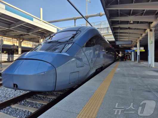 지난해 12월 30일 오전 강원 강릉역 승강장에서 동해선 KTX-이음 부전행 첫 열차가 출발을 앞두고 정차해 있다.(뉴스1 DB)ⓒ News1 윤왕근 기자