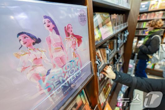 넷플릭스 애니메이션 케이팝 데몬 헌터스(케데헌)이 11일(현지시간) 미국 제83회 골든글로브 시상식에서 장편 애니메이션상과 주제가상을 동시에 받으며 2관왕을 차지했다. 사진은 12일 서울 종로구 교보문고 광화문점에 케이팝 데몬 헌터스 음반이 진열된 모습. 2026.1.12/뉴스1 ⓒ News1 이호윤 기자