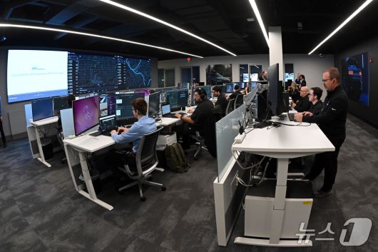 8일(현지시간) 미국 네바다주 라스베이거스 모셔널테크니컬센터에서 직원들이 현대차그룹과 모셔널과 함께 개발한 아이오닉 5 기반 '로보택시'의 자율주행 데이터 관리를 하고 있다.2026.1.12/뉴스1