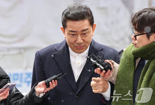 김병기 더불어민주당 전 원내대표가 12일 서울 여의도 민주당사에서 열리는 윤리심판원 회의에 출석하고 있다. 2026.1.12/뉴스1 ⓒ News1 김도우 기자