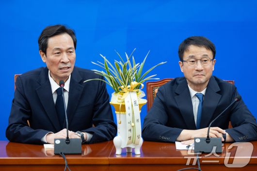 우상호 청와대 정무수석이 12일 서울 여의도 국회에서 한병도 더불어민주당 신임 원내대표의 취임을 축하하고 있다. 2026.1.12/뉴스1 ⓒ News1 유승관 기자