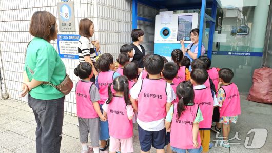 보은군내 유치원생들이 수퍼빈의 무인회수기 체험을 하고 있다. (독자 제공. 재판매 및 DB금지) /뉴스1